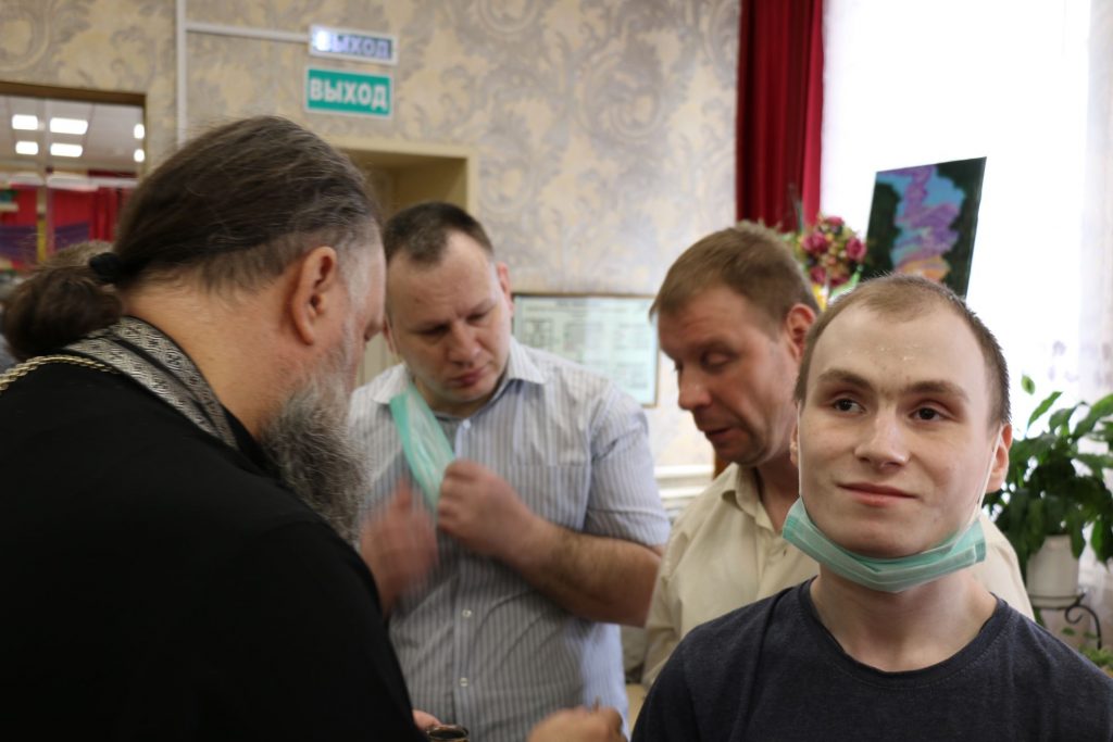 15 апреля старший священник  игумен Григорий (Клименко) и сестры Казанского монастыря посетили Колычевский ПНИ