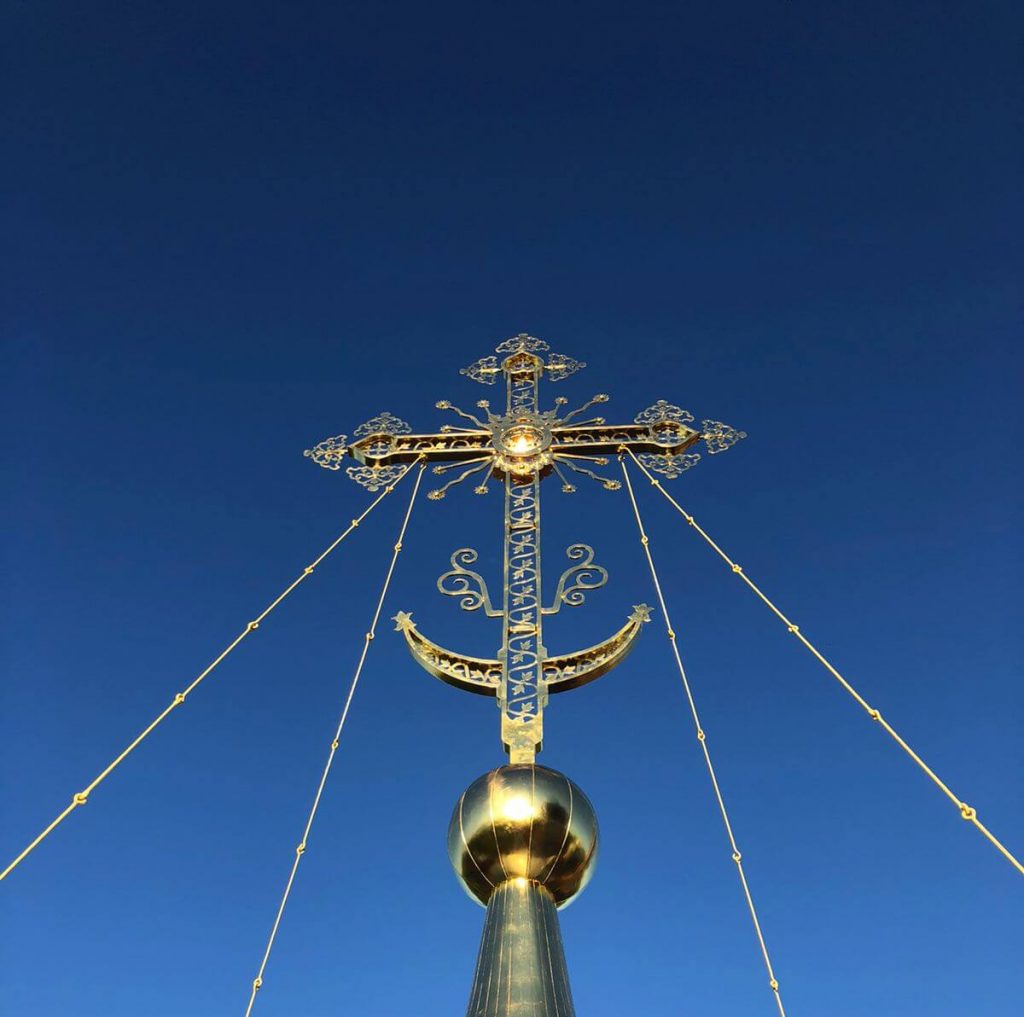 29 июня в нашей святой оби­те­ли после Божественной Ли­тур­гии состоялось освяще­ние и установка креста на малую главу  Казанского собора