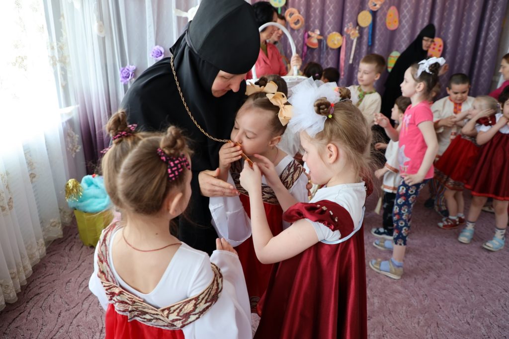 На Светлой Седмице сестры нашего монастыря посетили с пасхальными поздравлениями медико-социальные учреждения г. Егорьевска